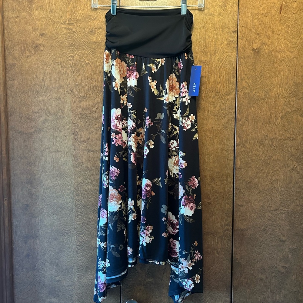 Apt.9 NWT Black/floral handkerchief skirt. Size M